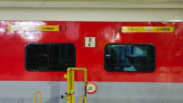 गंगा-दामोदर एक्सप्रेस के AC कोच में ‘सीक्रेट बंकर’! धनबाद RPF ने पकड़ी विदेशी बियर की खेप