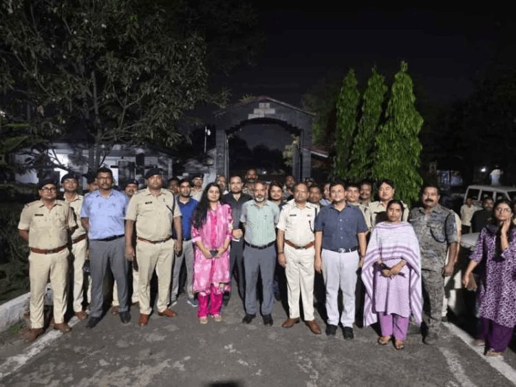 गिरिडीह सेंट्रल जेल में आधी रात रेड! डीसी-एसपी के साथ 150 जवानों ने खंगाले 20 वार्ड, कैदियों में मचा हड़कंप
