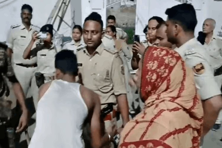 बिहार: मोकामा में ‘सोनू-मोनू’ का आतंक! घर में रेड करने आये पुलिसवालों की ‘गुर्गों’ ने ली तलाशी! दो थानेदार सस्पेंड