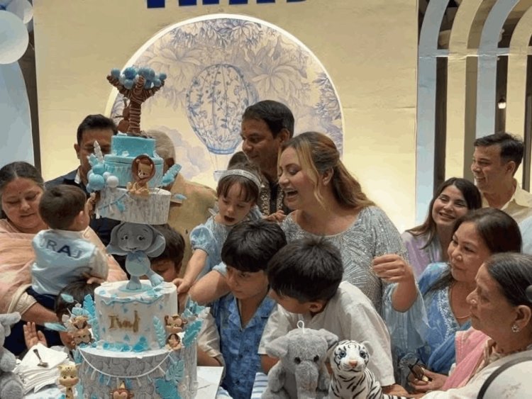 'Iraj’s Father' टी-शर्ट में दिखे तेजस्वी, पोते के बर्थडे पर झूमे लालू; रोहिणी की गैरमौजूदगी बनी चर्चा