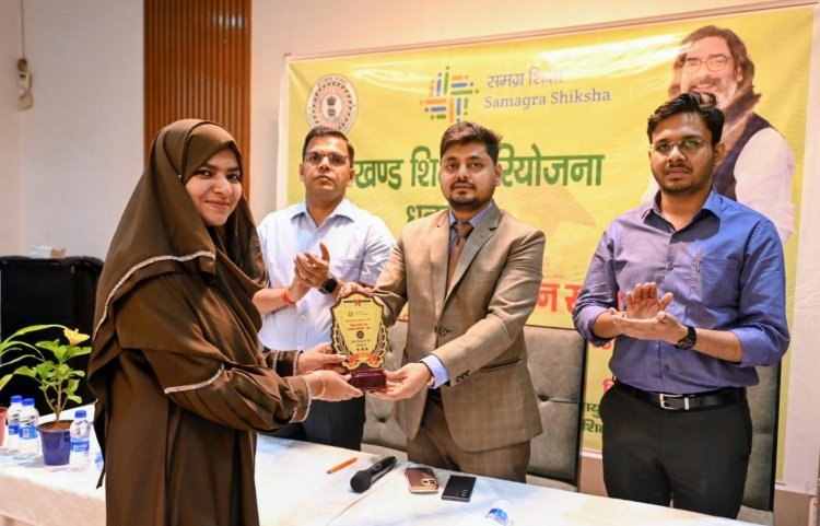 धनबाद के 81 मेधावियों का सम्मान: स्टेट टॉपर रशीदा नाज बनीं समारोह की स्टार, DC-SSP ने बढ़ाया हौसला