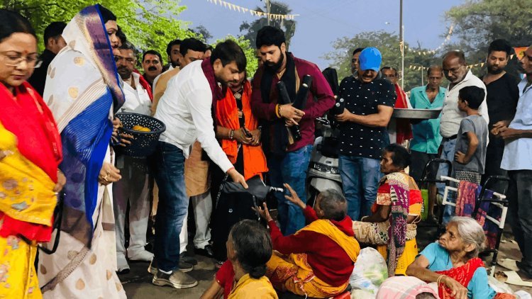 धनबाद:सेवा का एक साल पूरा: युवा संघर्ष मोर्चा ने गरीबों के बीच बांटे भोजन और छाते, समाजसेवा की बनी मिसाल