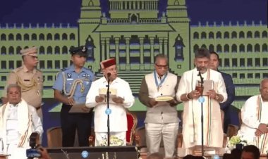 कर्नाटक: संविधान हाथ में लेकर डीके शिवकुमार ने ली CM पद की शपथ, जी परमेश्वर बने डिप्टी CM