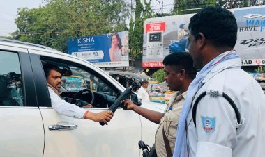 धनबाद : तपती धूप में ट्रैफिक पुलिसकर्मियों के लिए सहारा बने मेयर संजीव सिंह, चौक-चौराहों पर बांटे छाते