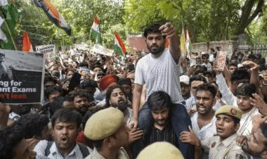 दिल्ली में कॉकरोच जनता पार्टी का प्रदर्शन:फाउंडर अभिजीत दीपके  बोले- 5 दिन में शिक्षा मंत्री धर्मेंद्र प्रधान इस्तीफा दें