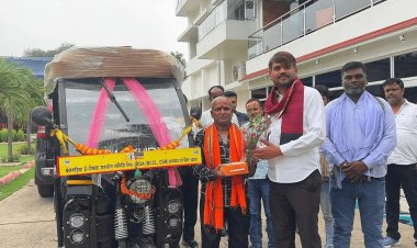 धनबाद: गरीबी बनी थी रुकावट, विधायक रागिनी सिंह के सहयोग से मिला ई-रिक्शा; मेयर संजीव सिंह ने सौंपी चाबी