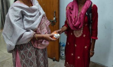 धनबाद: जनता दरबार में उपायुक्त की संवेदनशील पहल, श्रवण बाधित छात्रा को मिली डिजिटल हियरिंग ऐड