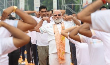 रेड रोड पर योगमय हुआ बंगाल, PM नरेंद्र  मोदी ने किया नेतृत्व; बोले- 70 में भी दिखें 50 जैसे, योग है समाधान