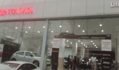 धनबाद के टोयोटा शोरूम में हंगामा: कर्मी से मारपीट और जान से मारने की धमकी, CCTV में कैद हुई पूरी घटना