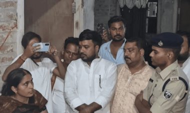 बिहार: "अंधेरे में भरत तिवारी के घर पहुंचे भोजपुर एसपी राज, मां-बाप बोले- इस बार न्याय चाहिए, धोखा नहीं"