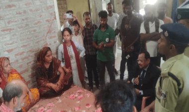 बिहार: ‘आपके दर्द को समझता हूं...’ भरत तिवारी की मां से मिले जांच आयोग अध्यक्ष, बोले- सच्चाई सामने लाएंगे