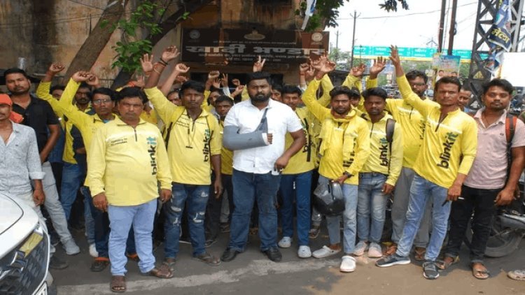 10 मिनट डिलीवरी वाली Blinkit की रफ्तार पर ब्रेक! धनबाद में 80+ राइडर्स हड़ताल पर, रणधीर वर्मा चौक पर प्रदर्शन