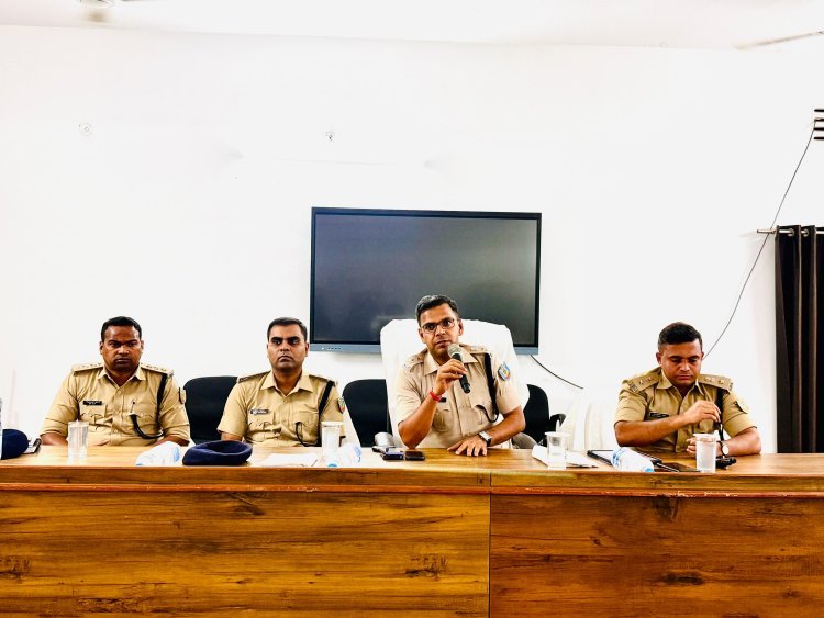 धनबाद पुलिस की ‘प्रोफेशनल पुलिसिंग’ क्लास: 100+ अफसरों को एसएसपी ने दिया एक्शन प्लान