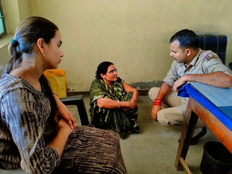 दिव्यांग महिला की फरियाद सुनने जमीन पर बैठे थाना प्रभारी अमित कुमार राय, चंदनकियारी में इंसानियत की मिसाल बने