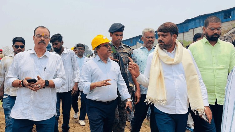 धनबाद: ग्रामीणों के साथ सड़क पर उतरे मेयर संजीव सिंह, कनकनी आउटसोर्सिंग के ओबी डंप पर भड़के