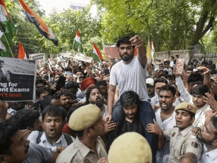 दिल्ली में कॉकरोच जनता पार्टी का प्रदर्शन:फाउंडर अभिजीत दीपके  बोले- 5 दिन में शिक्षा मंत्री धर्मेंद्र प्रधान इस्तीफा दें