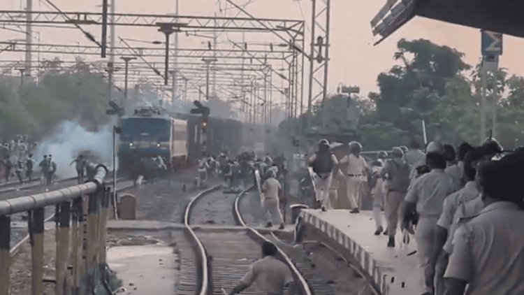 बिहार सिपाही भर्ती परीक्षा: पाटलिपुत्र स्टेशन पर कैंडिडेट्स का हंगामा, तोड़फोड़, पुलिस ने किया लाठीचार्ज