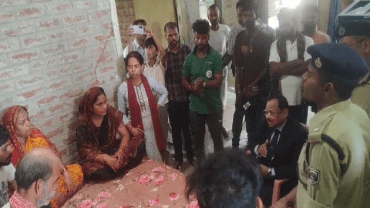 बिहार: ‘आपके दर्द को समझता हूं...’ भरत तिवारी की मां से मिले जांच आयोग अध्यक्ष, बोले- सच्चाई सामने लाएंगे