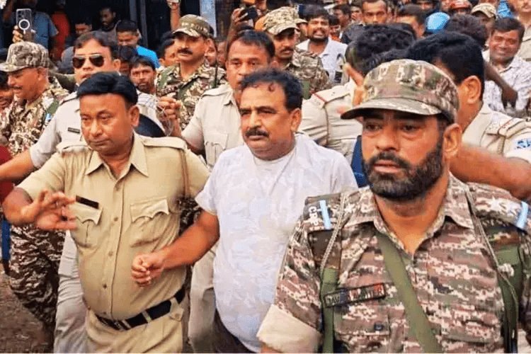 पश्चिम बंगाल: रस्सी बांधकर TMC नेता की परेड, 'चोर-चोर' के नारों से गूंजा गौरांडी; राईना में भारी तनाव