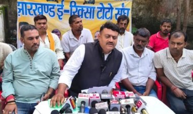 DRM को सौंपे सबूत, फिर भी नहीं हुई कार्रवाई! धनबाद रेलवे पार्किंग ठेकेदार पर संरक्षण देने के आरोप, टोटो संघ ने खोला मोर्चा
