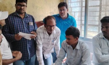 JNV धनबाद रैगिंग कांड: SNMMCH पहुंचे रविदास समाज संघर्ष समिति के सदस्य, पीड़ित छात्र को दिया न्याय का भरोसा