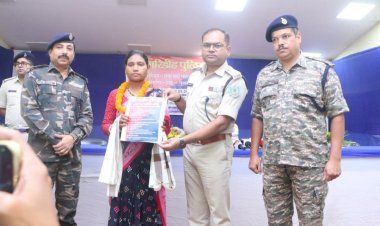 25 लाख के इनामी नक्सली अजय महतो की पत्नी बबिता ने किया सरेंडर, बोली- शोषण और मारपीट से टूट गया था भरोसा