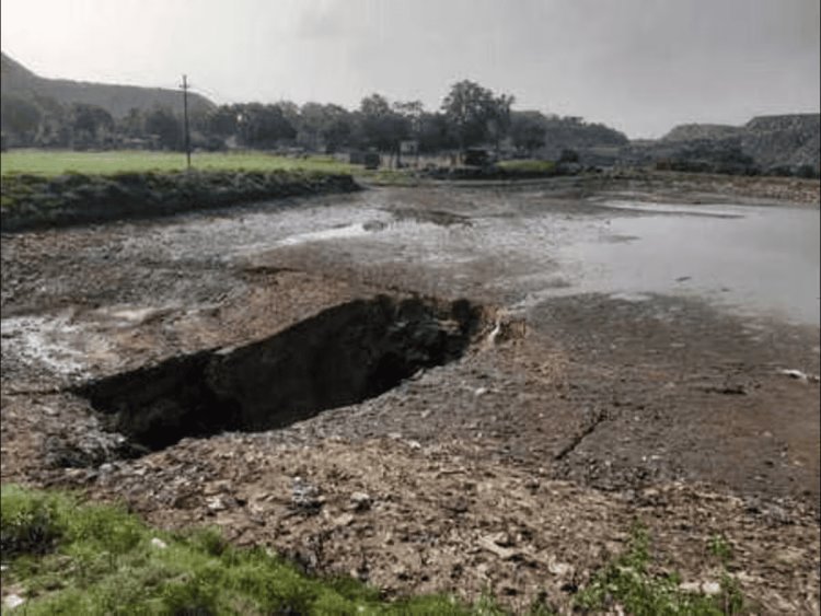 Dhanbad : कतरास में भू-धंसान का कहर, गोफ में समा गया पूरा तालाब; घरों में पड़ी दरारें, दहशत में हजारों लोग