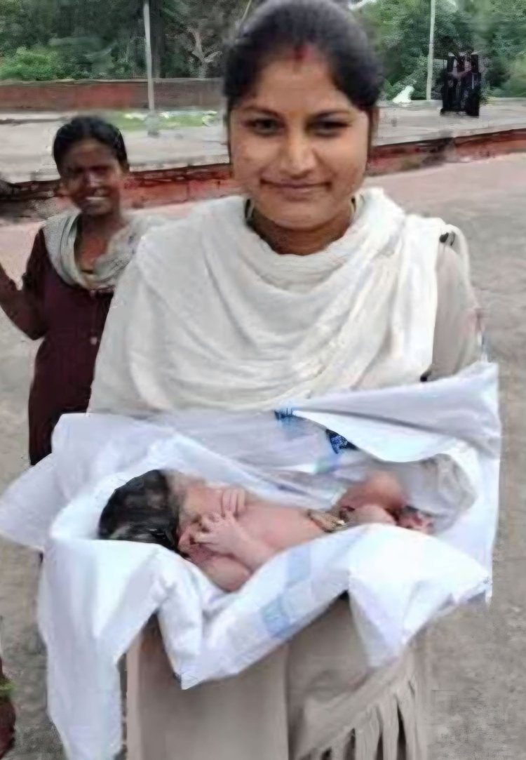 धनबाद स्टेशन पर गूंजी किलकारी: आरपीएफ महिला आरक्षी की सूझबूझ से प्लेटफॉर्म पर सुरक्षित हुआ बेटे का जन्म