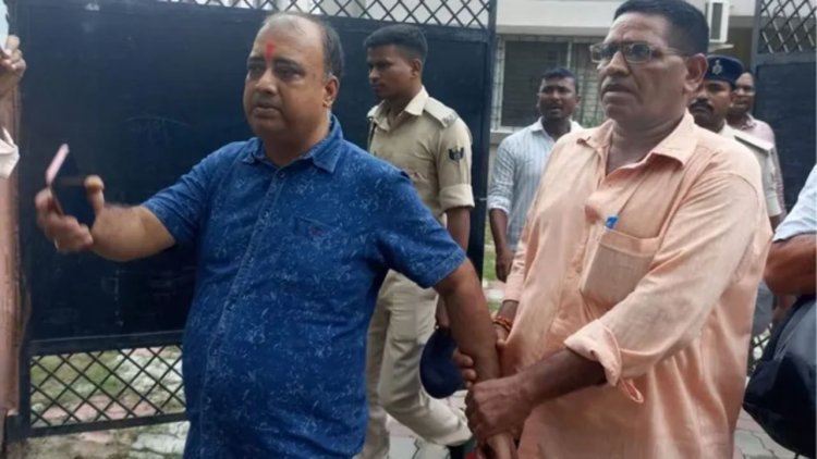 सीतामढ़ी : बाजपट्टी के सीओ प्रभात कुमार रिश्वत लेते रंगेहाथ गिरफ्तार, निगरानी विभाग की कार्रवाई से मचा हड़कंप
