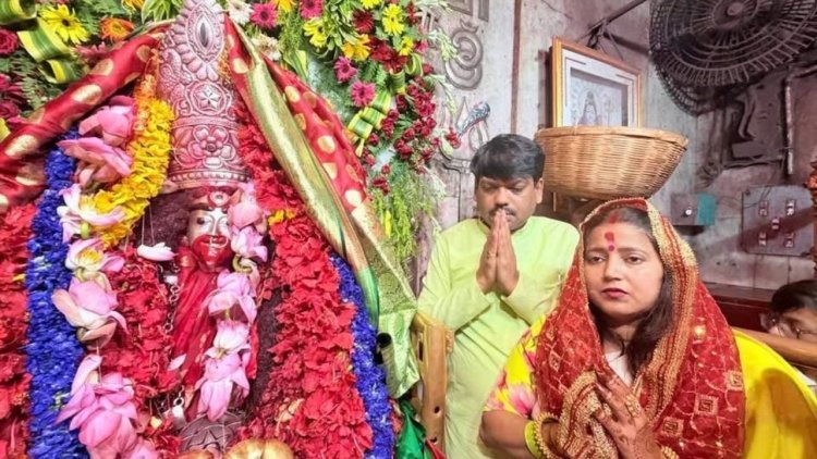शादी की सालगिरह पर तारापीठ मां तारा के दरबार पहुंचे मेयर संजीव सिंह और विधायक रागिनी सिंह