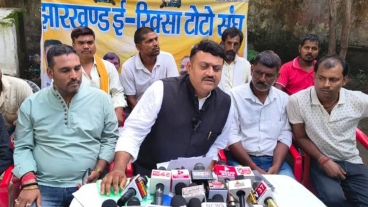 DRM को सौंपे सबूत, फिर भी नहीं हुई कार्रवाई! धनबाद रेलवे पार्किंग ठेकेदार पर संरक्षण देने के आरोप, टोटो संघ ने खोला मोर्चा