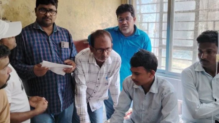 JNV धनबाद रैगिंग कांड: SNMMCH पहुंचे रविदास समाज संघर्ष समिति के सदस्य, पीड़ित छात्र को दिया न्याय का भरोसा