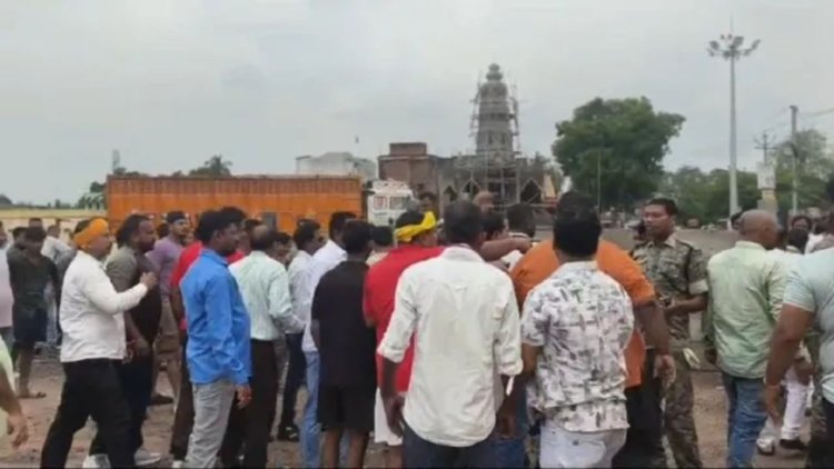 डिगवाडीह गणेश पूजा कमेटी में विवाद: पुलिस के सामने भिड़ीं दो कमेटियां, लात-घूंसों से रणभूमि बना मैदान