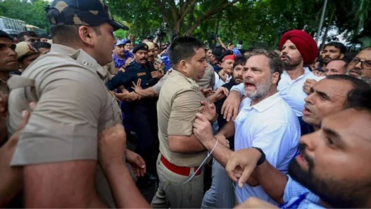 PM आवास के बाहर राहुल गांधी हिरासत में, 3 घंटे बाद रिहाई; सोनिया पहुंचीं थाने, शिक्षा मंत्री के इस्तीफे पर अड़ा विपक्ष