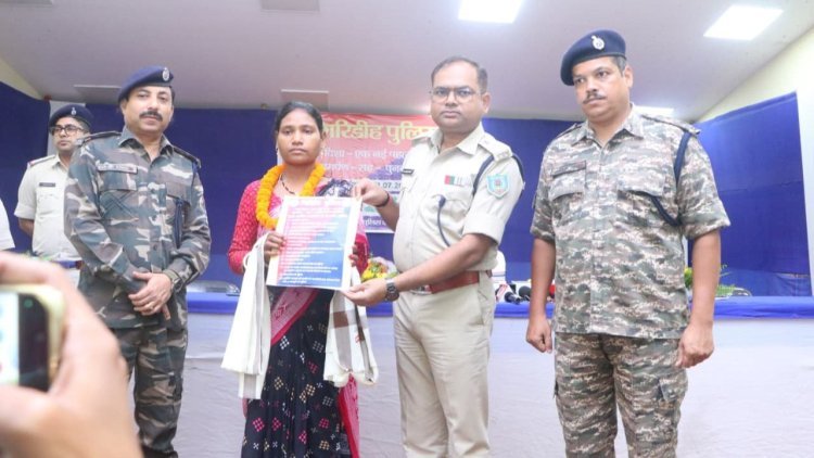 25 लाख के इनामी नक्सली अजय महतो की पत्नी बबिता ने किया सरेंडर, बोली- शोषण और मारपीट से टूट गया था भरोसा