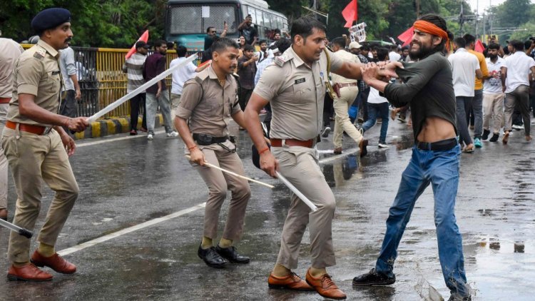 पटना में छात्रों का उग्र प्रदर्शन: राजभवन मार्च पर लाठीचार्ज, BJP विधायक की गाड़ी पर पथराव, शहर में हाई वोल्टेज