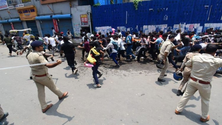 बिहार बंद में पटना बना रणक्षेत्र: पुलिस की 2 गाड़ियां पलटीं, टीओपी पर बम फेंका, लाठीचार्ज से मचा हंगामा