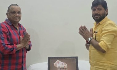 धनबाद: बिजनेसमैन कुंभनाथ सिंह ने परशुराम सिंह को दी श्रद्धांजलि, तस्वीर पर पुष्प अर्पित कर किया नमन
