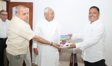 धनबाद JDU जिलाध्यक्ष पिंटू कुमार सिंह ने नीतीश कुमार से की मुलाकात, भेंट की ‘संसद में विकास की बातें’ पुस्तक