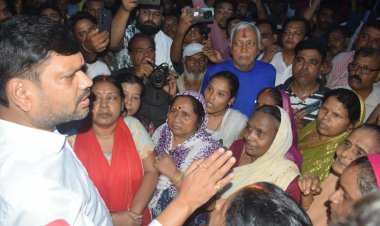 धनबाद: भगतडीह कामनी कल्याण मुहल्ले में भू-धंसान, चार घर क्षतिग्रस्त; सड़क पर उतरे लोग, पहुंचे मेयर