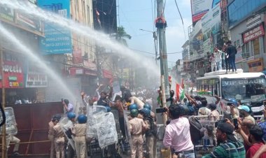 BPSC TRE 4: वाटर कैनन के बीच शैंपू लगाकर नहाया छात्र, बैरिकेडिंग टूटी तो लाठीचार्ज; पटना में छात्रों का हंगामा