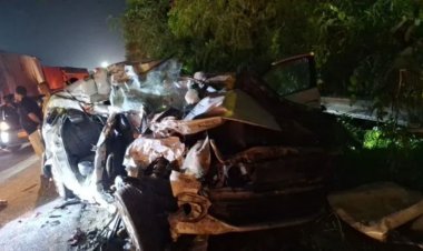 यमुना एक्सप्रेस-वे पर मौत का तांडव! रेलिंग तोड़ कार पर चढ़ा बेकाबू ट्रक, 4 की मौत
