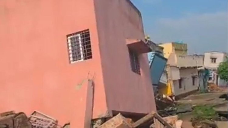 धनबाद: कतरास में 20 फीट धंसी जमीन, देखते ही देखते समा गए 10 घर; सीढ़ी के सहारे बचाई गई 8 जिंदगियां