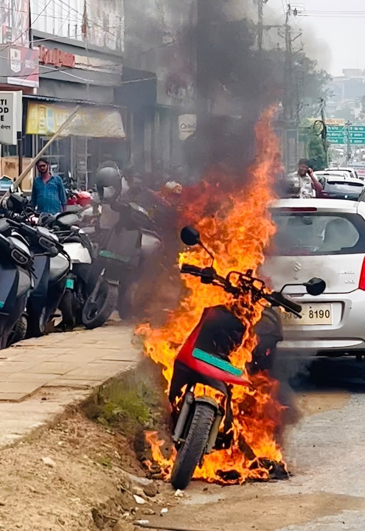 Dhanbad : बार-बार खराब हो रही इलेक्ट्रिक स्कूटी से तंग युवक ने शोरूम के बाहर लगाई आग