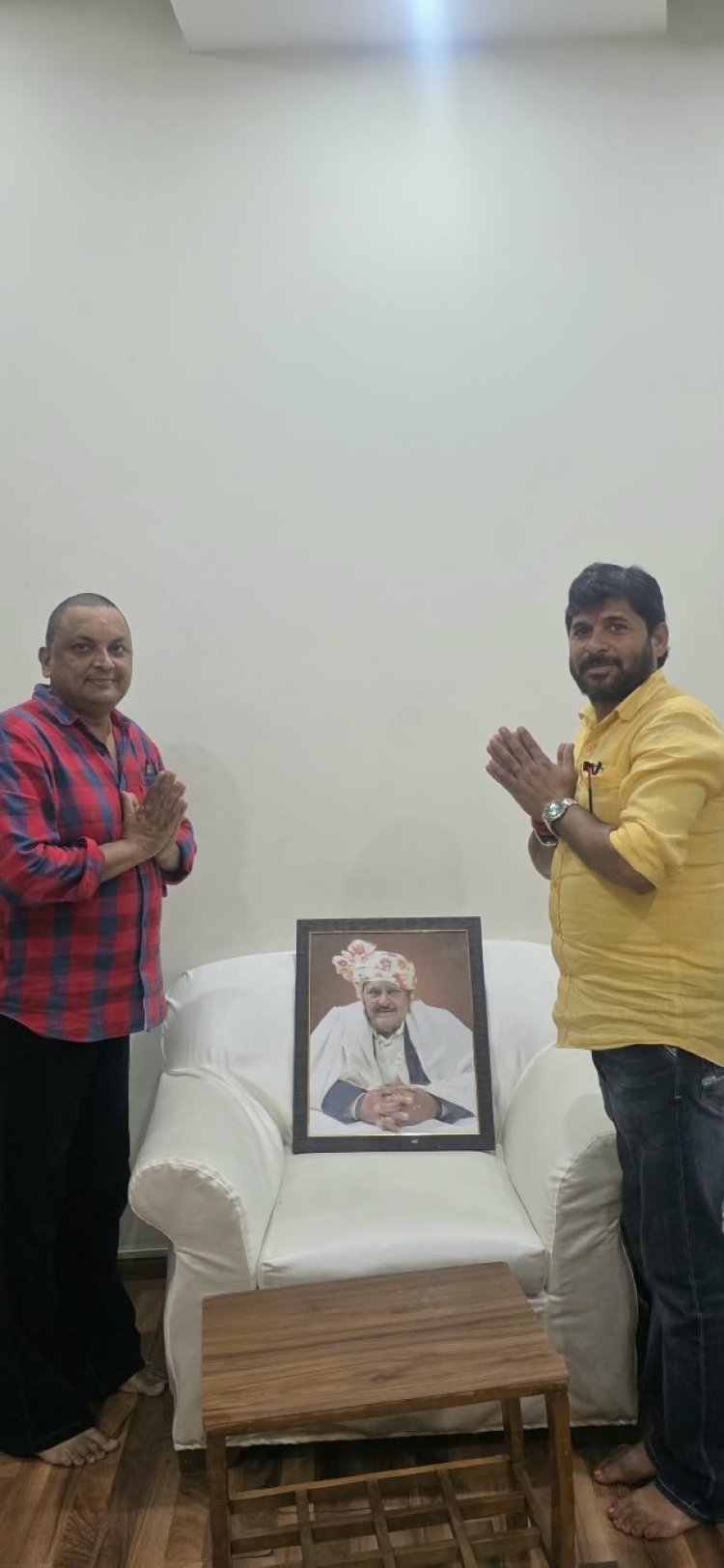 धनबाद: बिजनेसमैन कुंभनाथ सिंह ने परशुराम सिंह को दी श्रद्धांजलि, तस्वीर पर पुष्प अर्पित कर किया नमन