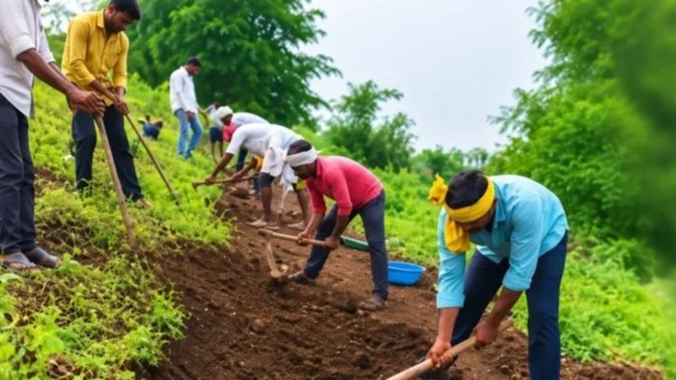 महाराष्ट्र के माउंटेन मैन तुलसीराम गेडम: पत्नी को खोया तो उठाया फावड़ा, 1.5 KM सड़क बनाने में जुटा गांव