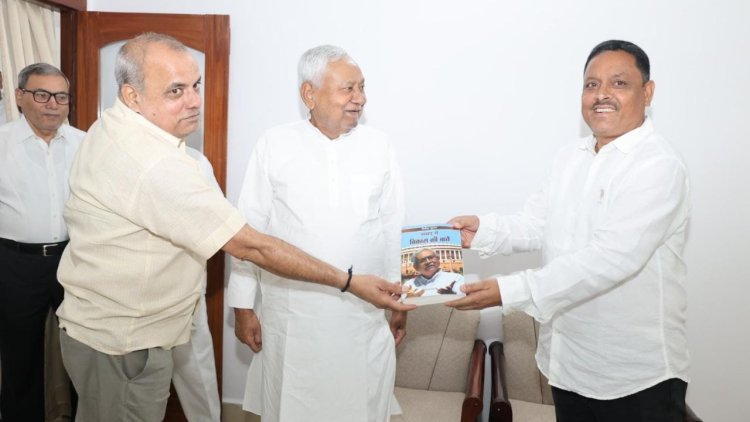 धनबाद JDU जिलाध्यक्ष पिंटू कुमार सिंह ने नीतीश कुमार से की मुलाकात, भेंट की ‘संसद में विकास की बातें’ पुस्तक
