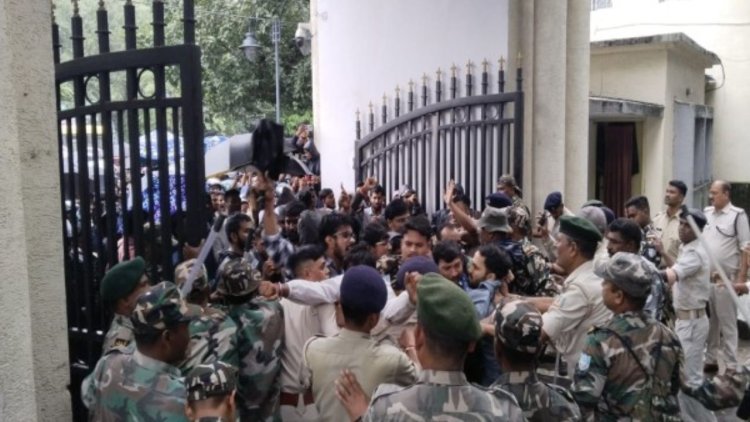 JSSC CGL रद्द करने के फैसले के खिलाफ प्रोजेक्ट भवन में अभ्यर्थियों का हंगामा, बैरिकेडिंग तोड़ सचिवालय में घुसे