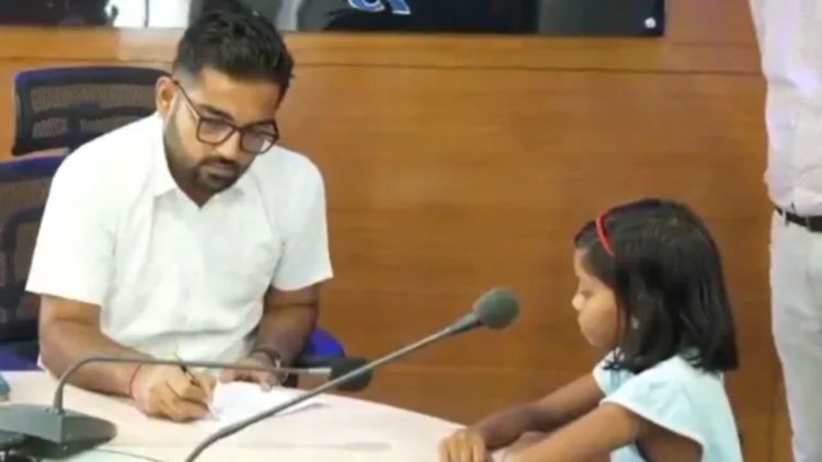 बाढ़ में बह गईं किताबें, 5वीं की छात्रा का दर्द सुन पसीजा Palamu DC का दिल; ऑन द स्पॉट मिला पढ़ाई का सहारा