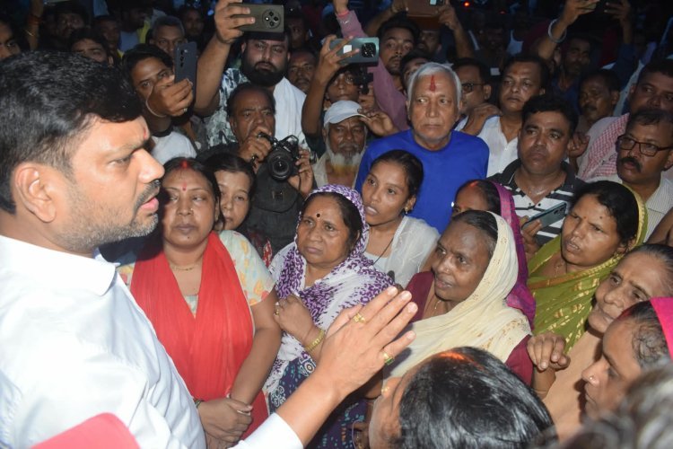 धनबाद: भगतडीह कामनी कल्याण मुहल्ले में भू-धंसान, चार घर क्षतिग्रस्त; सड़क पर उतरे लोग, पहुंचे मेयर
